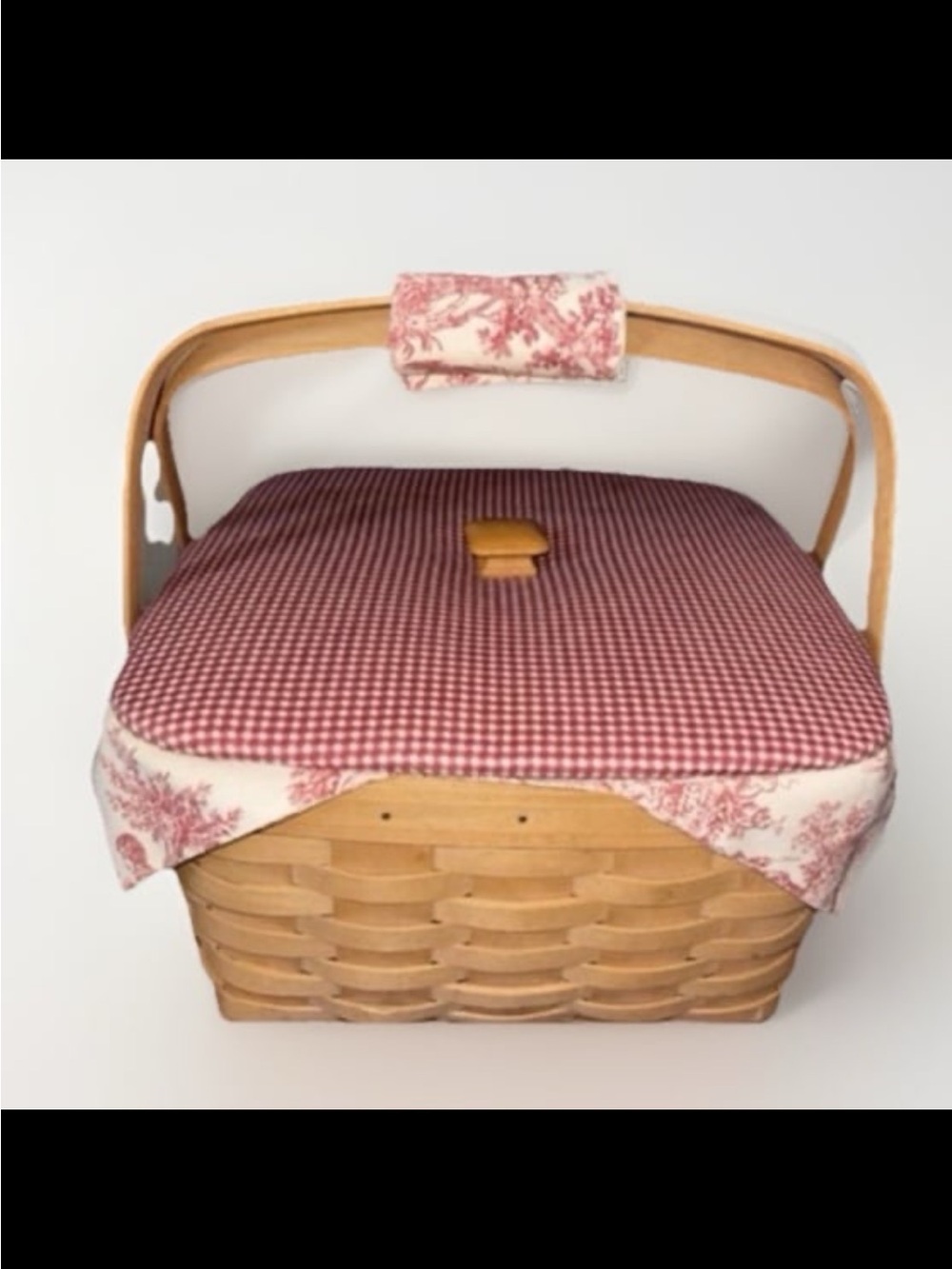 2002 Longaberger Large Family Picnic Basket With lid, Liner And Protector